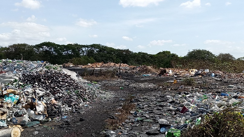 El vertedero clandestino se encuentra dentro de un terreno privado, próximo al clausurado vertedero de Playa Chiquita. 