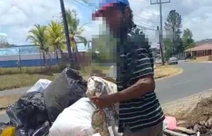 Lo pillan en plena acción.