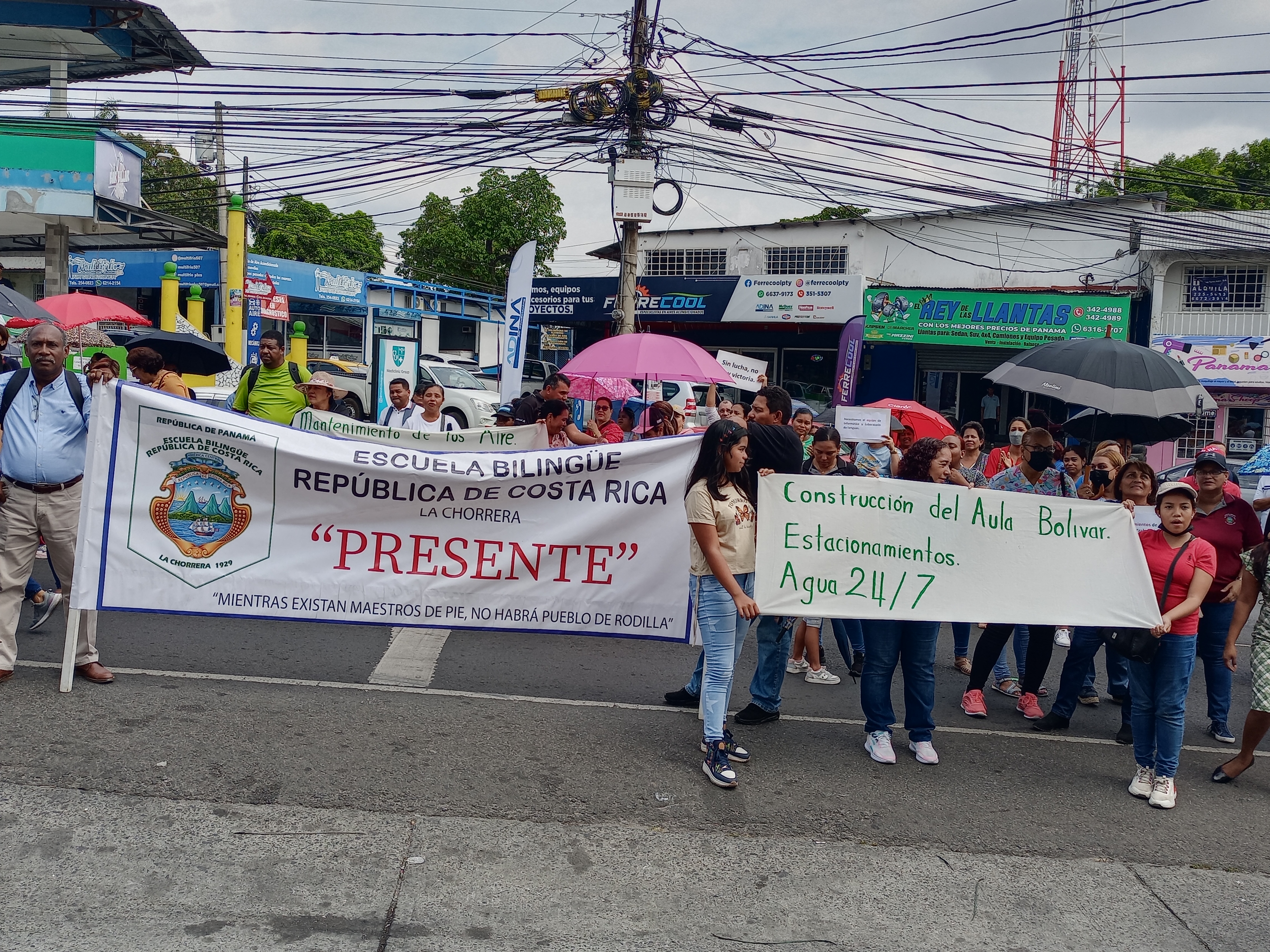 Protesta de padres de familias y docentes