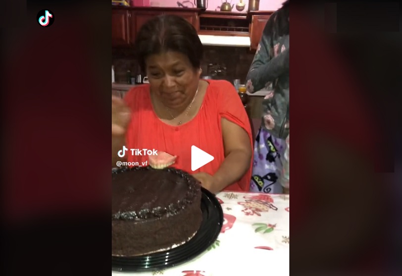 La dentadura postiza quedó clavada en el pastel de cumpleaños.