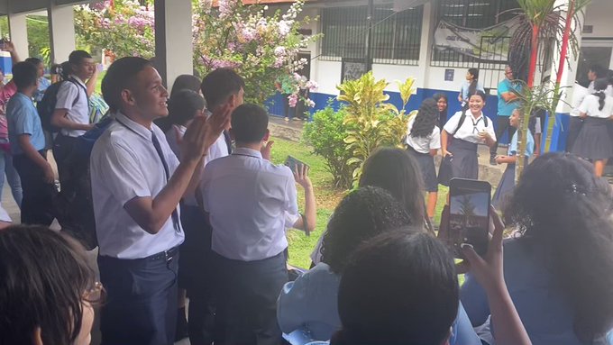 Los estudiantes del plantel proestan hoy, jueves, y piden la remoción del docente involucrado en este caso.  (Foto: Telemetro)