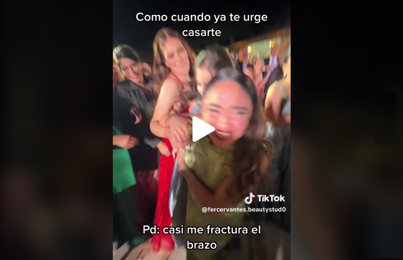 Cervantes intenta quedarse con las flores, pero al final termina cediéndolas y solo se queda con un lirio blanco.