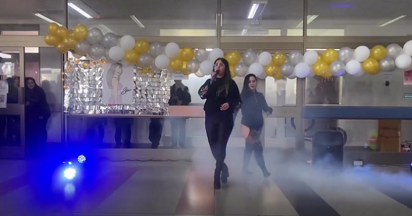 La instructora de baile fustigó a quienes la criticaron, mientras la cantante aclaró que la performance no era parte de su espectáculo.