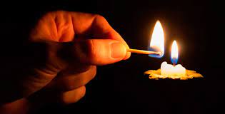 Se tienen que alumbrar con vela.