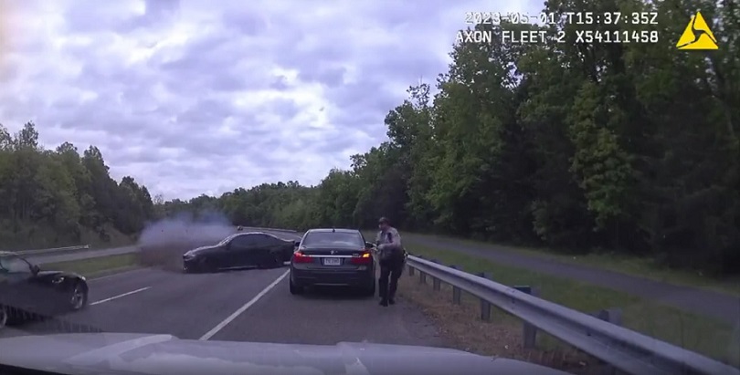 El oficial resultó con heridas leves, al igual que el adolescente y los dos pasajeros que iban en su vehículo.