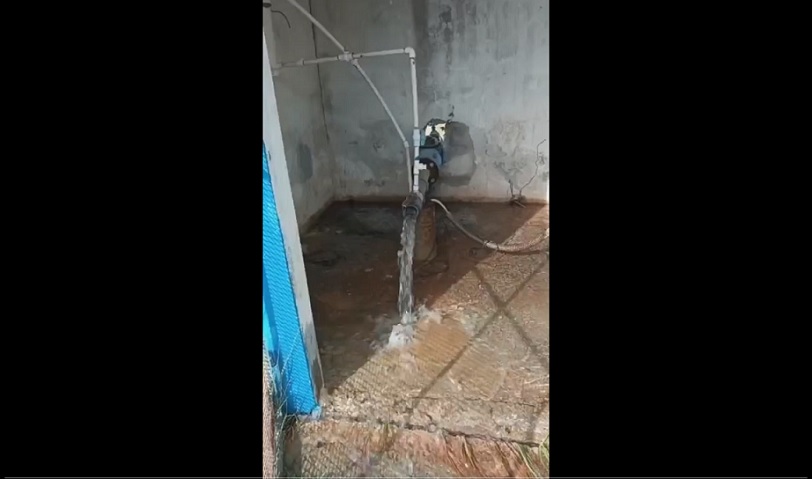 Un grifo que se ubica en la toma de agua permanece abierto, lo que evita que el precioso líquido no llegar a la población.