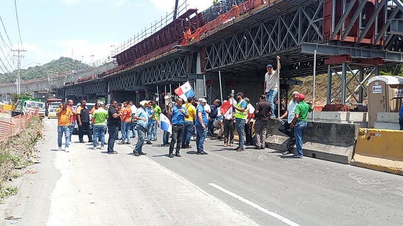 Los transportistas realizaron un piquete ante la sede provincial de la ATTT.
