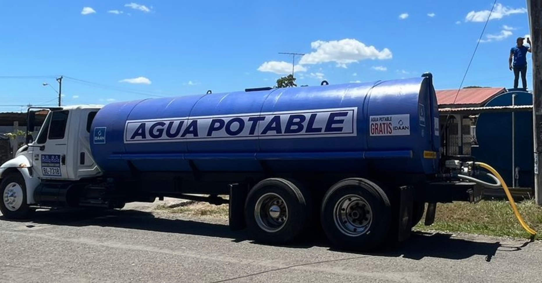 Un camión cisterna que llega una vez al día para abastecerlos de agua.
