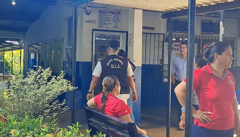 Unidades de la DIJ de la Policía Nacional se presentaron al plantel para iniciar la investigación de los casos.