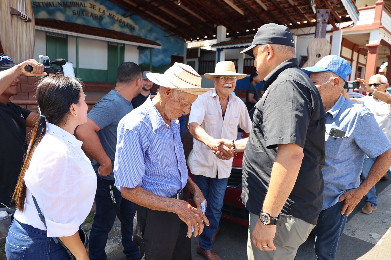 Adames recorre la provincia de Los Santos.