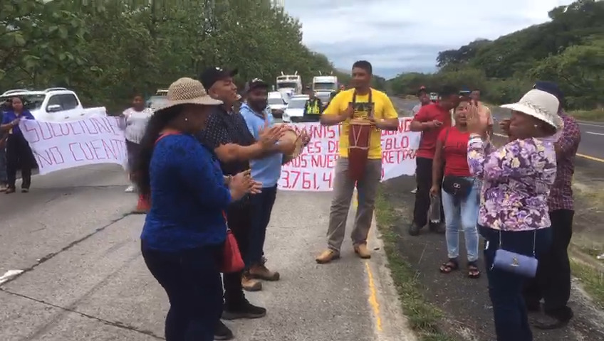 Los manifestantes protestan al ritmo de un alegre tamborito.