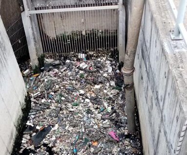 Cuadrillas del MOP proceden a la limpieza.