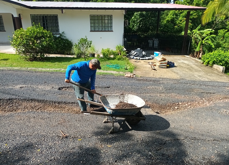 Las calles internas están en mal estado y el sistema de alcantarillado colapsó.