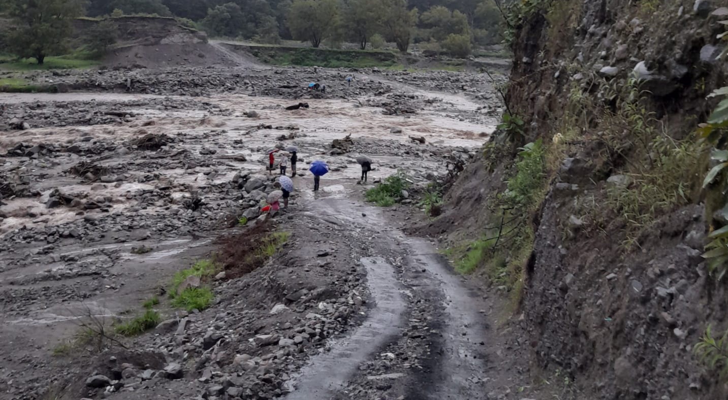 Camiones llenos de tierras y piedras
