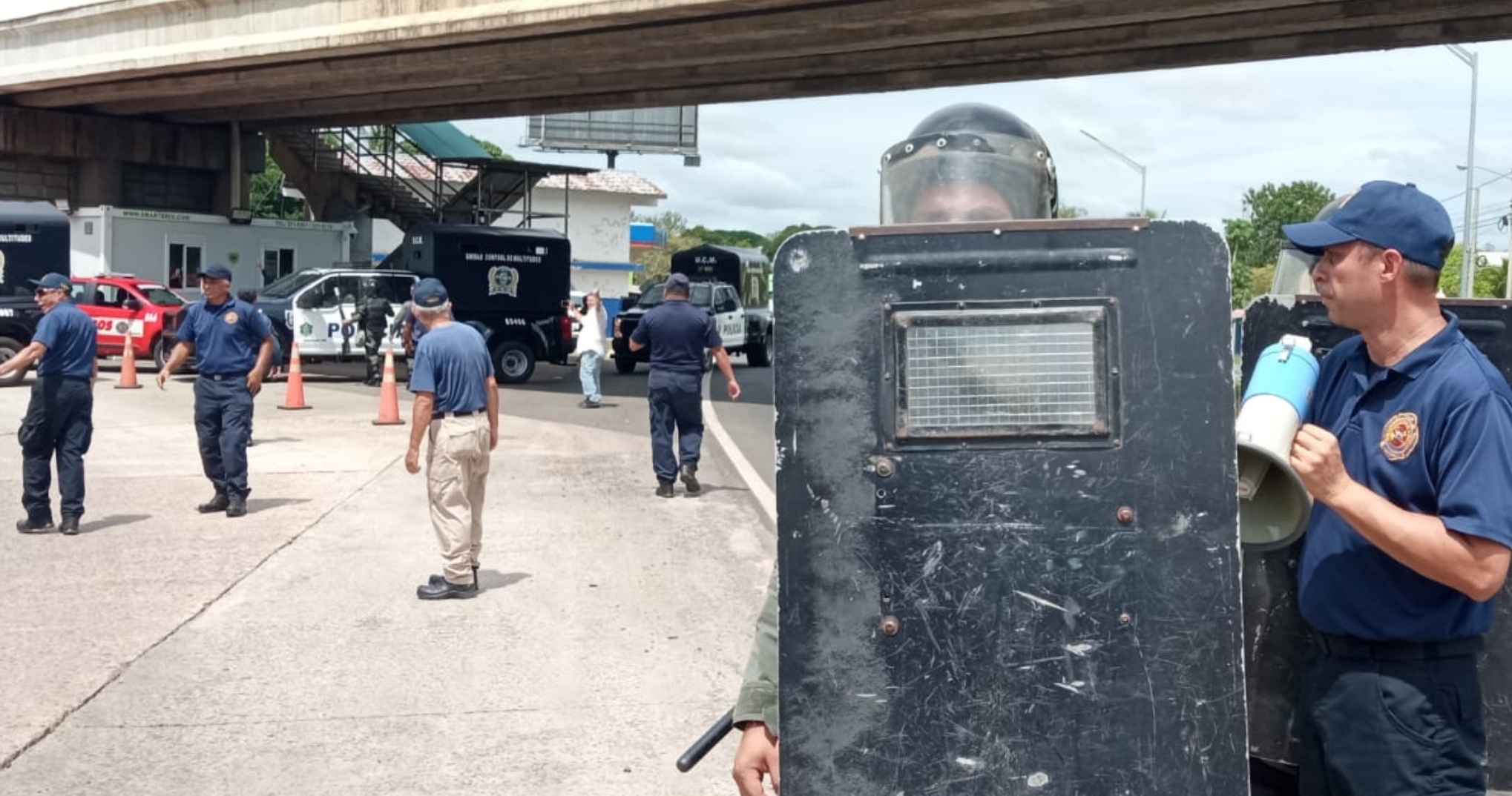 Los bomberos fueron replegados por unidades antimotines de la PN.