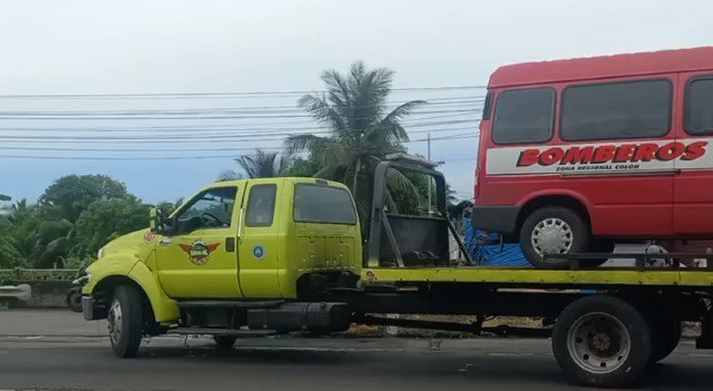 Grúas proceden a remover los vehículos.