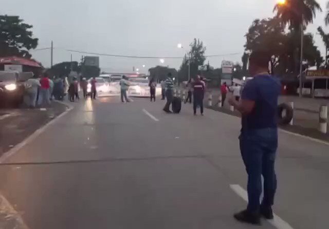 Protesta por moradores de Las Minas de Atalaya.