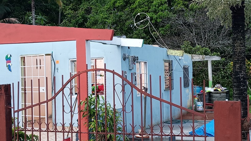 La vivienda que perdió el techo en su totalidad era habitada por dos adultos mayores.