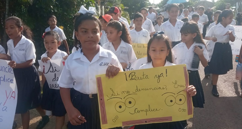 Eestudiantes con sus acudientes, así como docentes y administrativos, marcharon por las calles del lugar, a fin de solicitar al Meduca el nombramiento de celadores para la escuela.