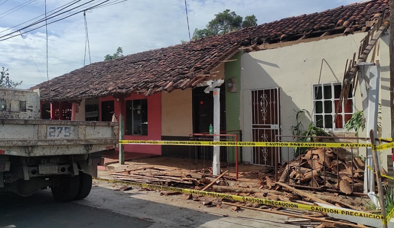 Desde que se desplomó la primera parte del techo se le ordenó a la familia a salir del lugar.