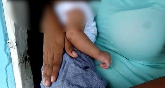 Roderick en los brazos de su madre.