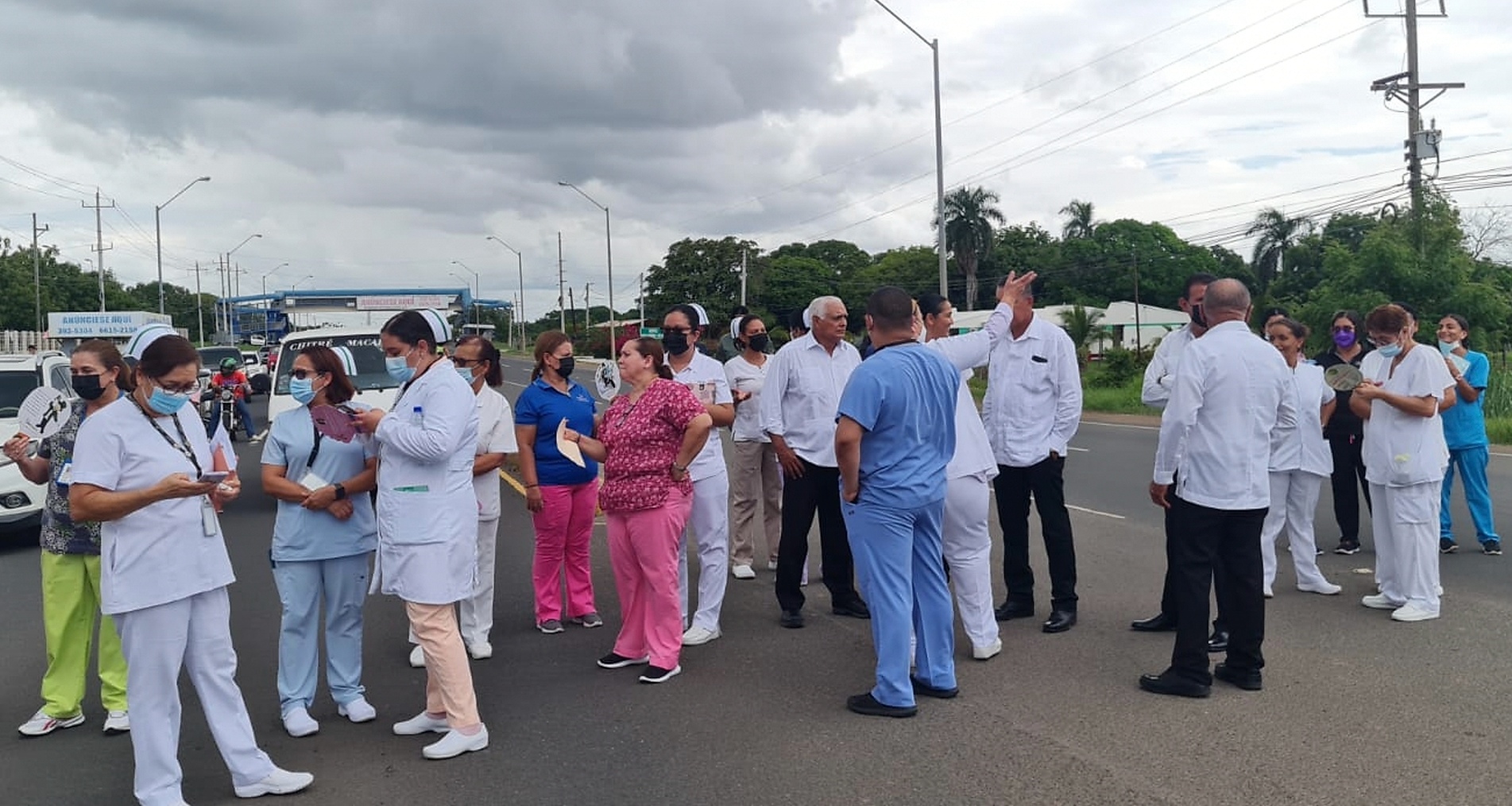 Personal de hospital "Anita Moreno" salieron a protestar para exigir la reparación del equipo.