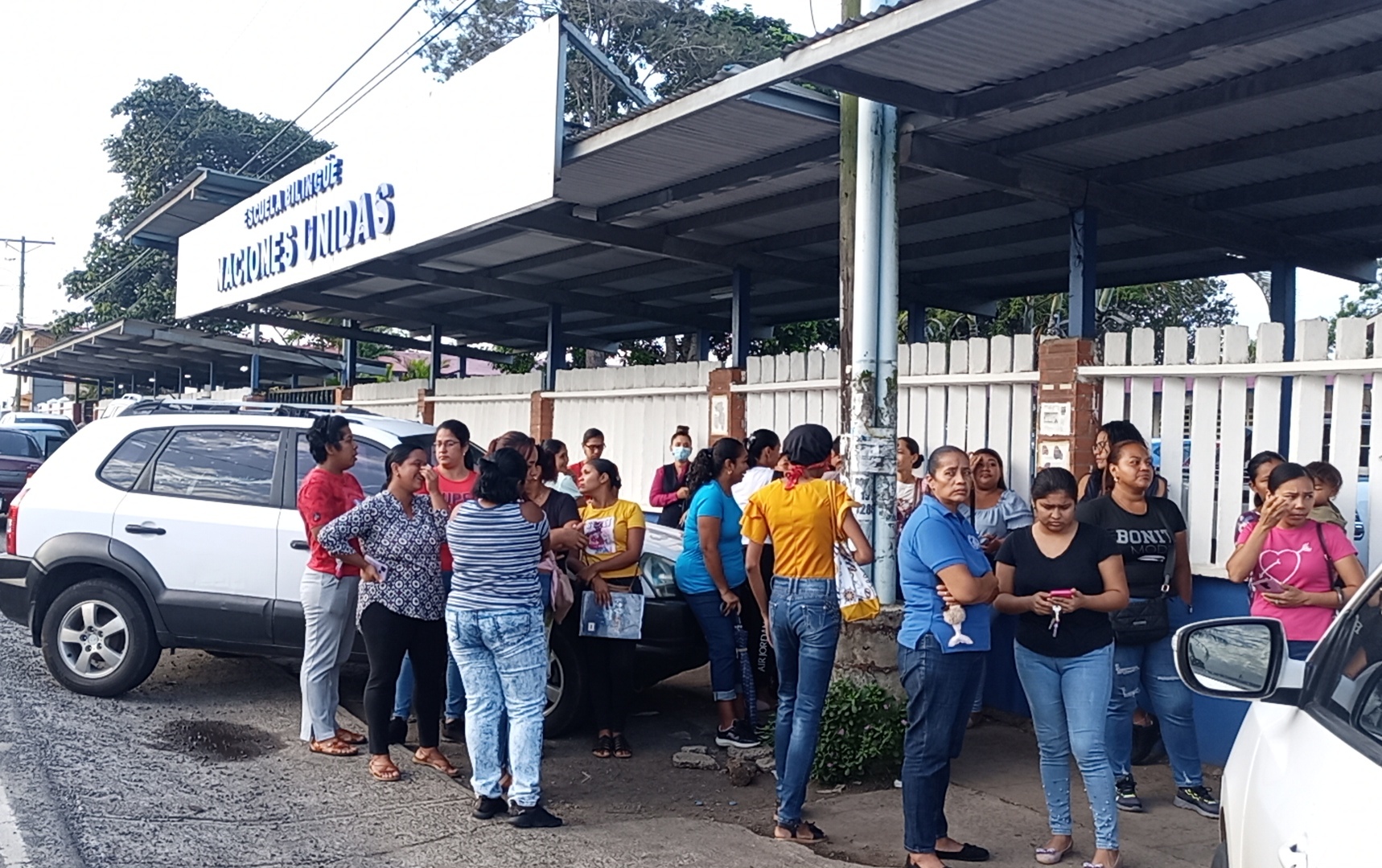 Padres de familia en la parte exterior de la escuela ONU, ubicada en La Chorrera.