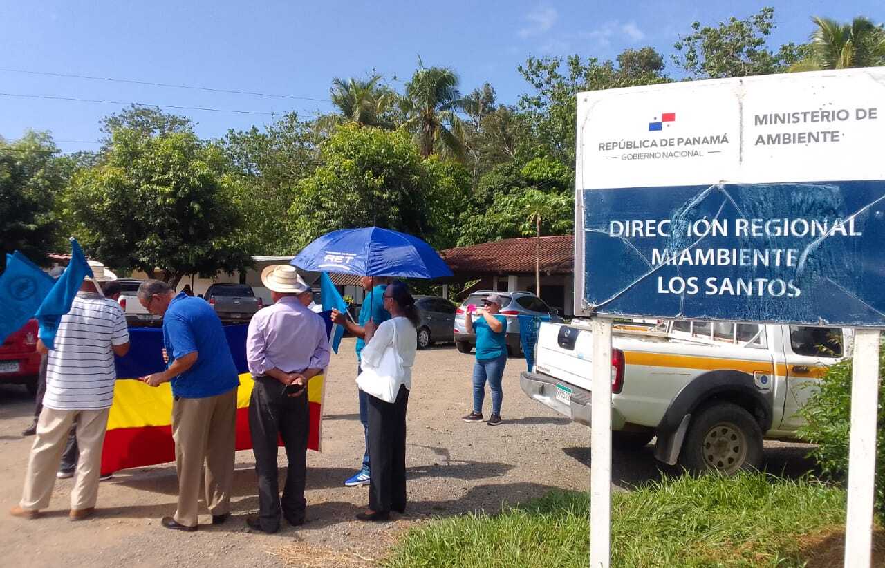 Protesta en la sede de Mi Ambiente, provincia de Los Santos.