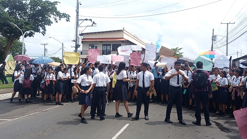 Portando pancartas, los colegiales del turno vespertino, marcharon desde el colegio hasta los predios del parque Libertador, en donde procedieron a cerrar la vía por cerca de 45 minutos. 