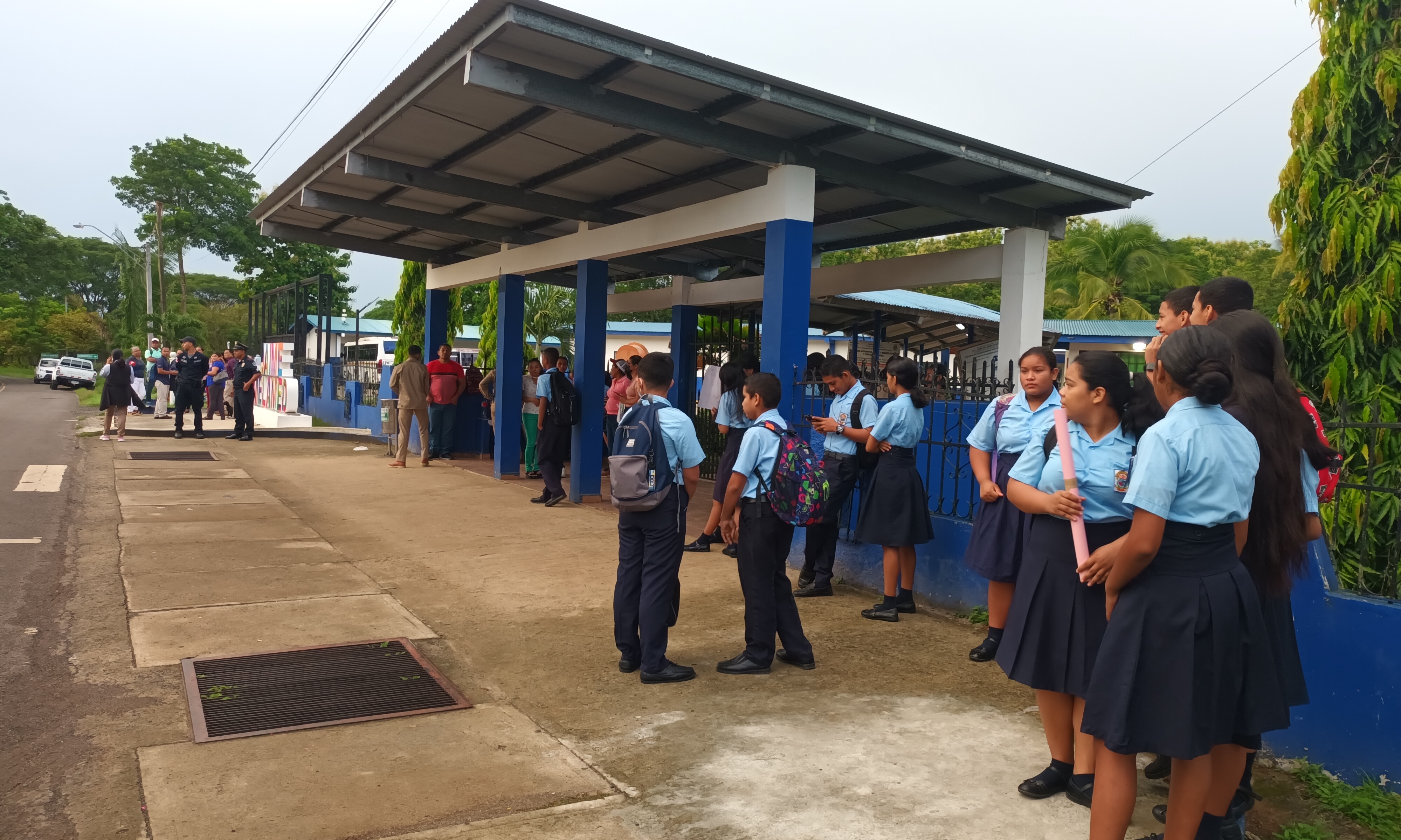 Los padres de familia decidieron cerrar la puerta principal del plantel.
