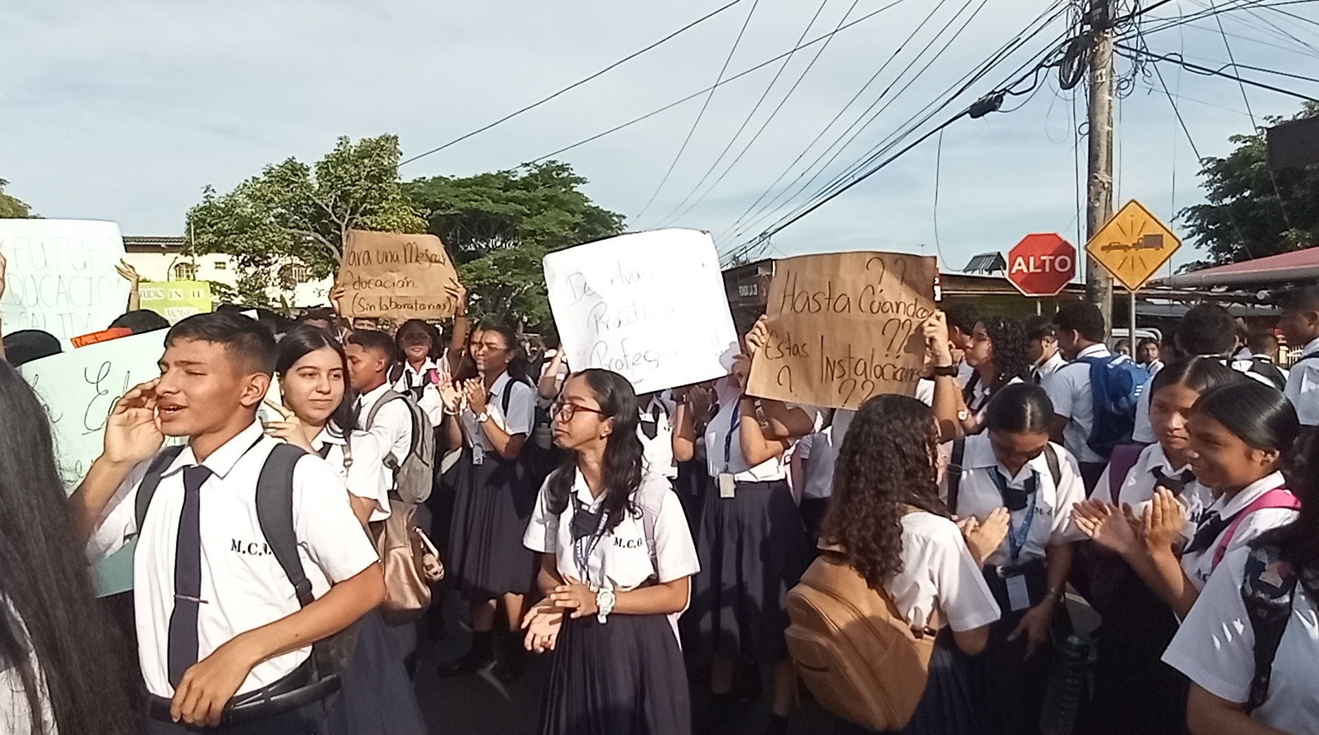 Estudiantes del colegio Moisés Castillo Ocaña exigen respuestas a sus demandas,