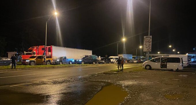 Cientos de automovilistas varados por varias horas por el cierre de los manifestantes.