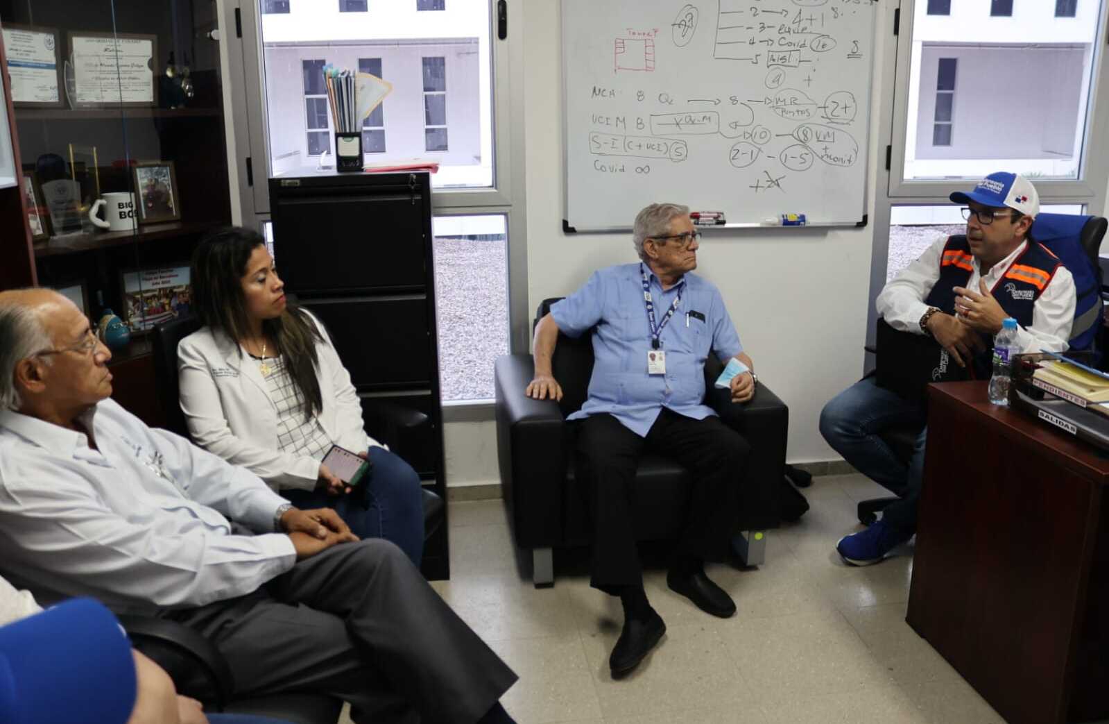 El defensor Leblanc se ha reunido con los médicos y directivos del hospital.