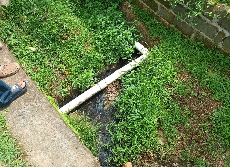 Los malos olores emanan de las tuberías rotas del hospital rural San Francisco Javier, ubicado en el distrito de cabecera de Cañazas.