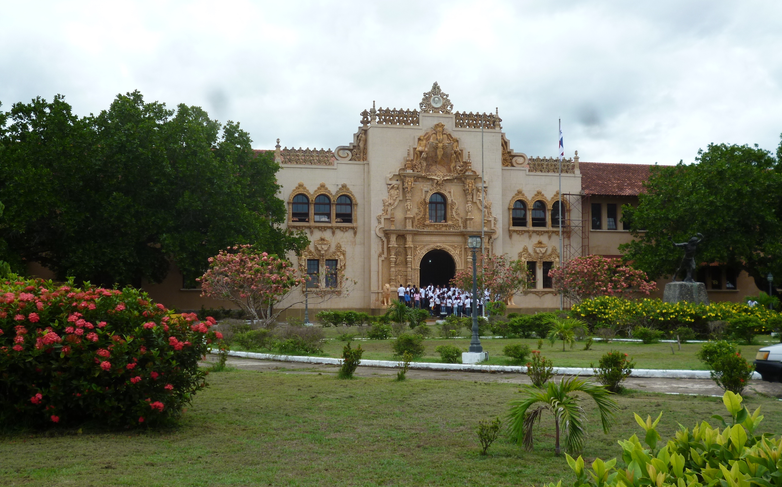 Escuela formadora de los futuros docentes del país.
