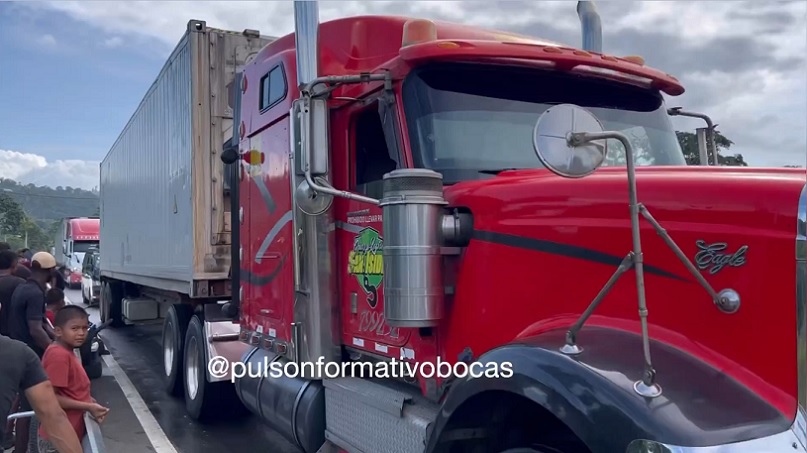 Despejan vía en Almirante tras 23 horas de bloqueo.