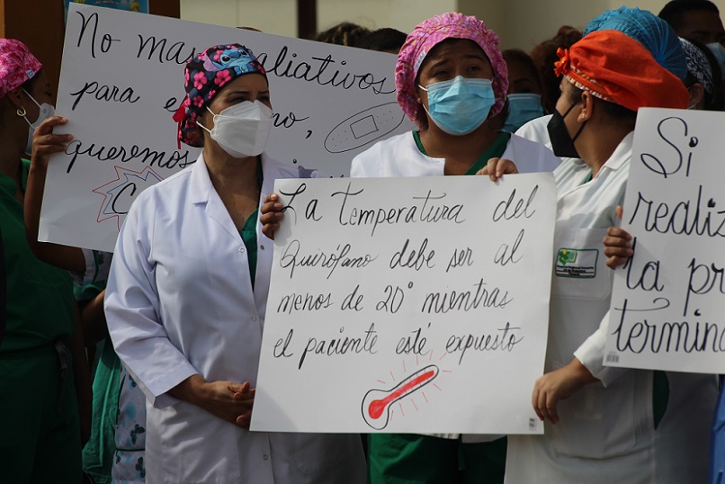 Este martes, los galenos y personal administrativo del hospital salieron a protestar con pancartas y sonaron pailas al frente del hospital.