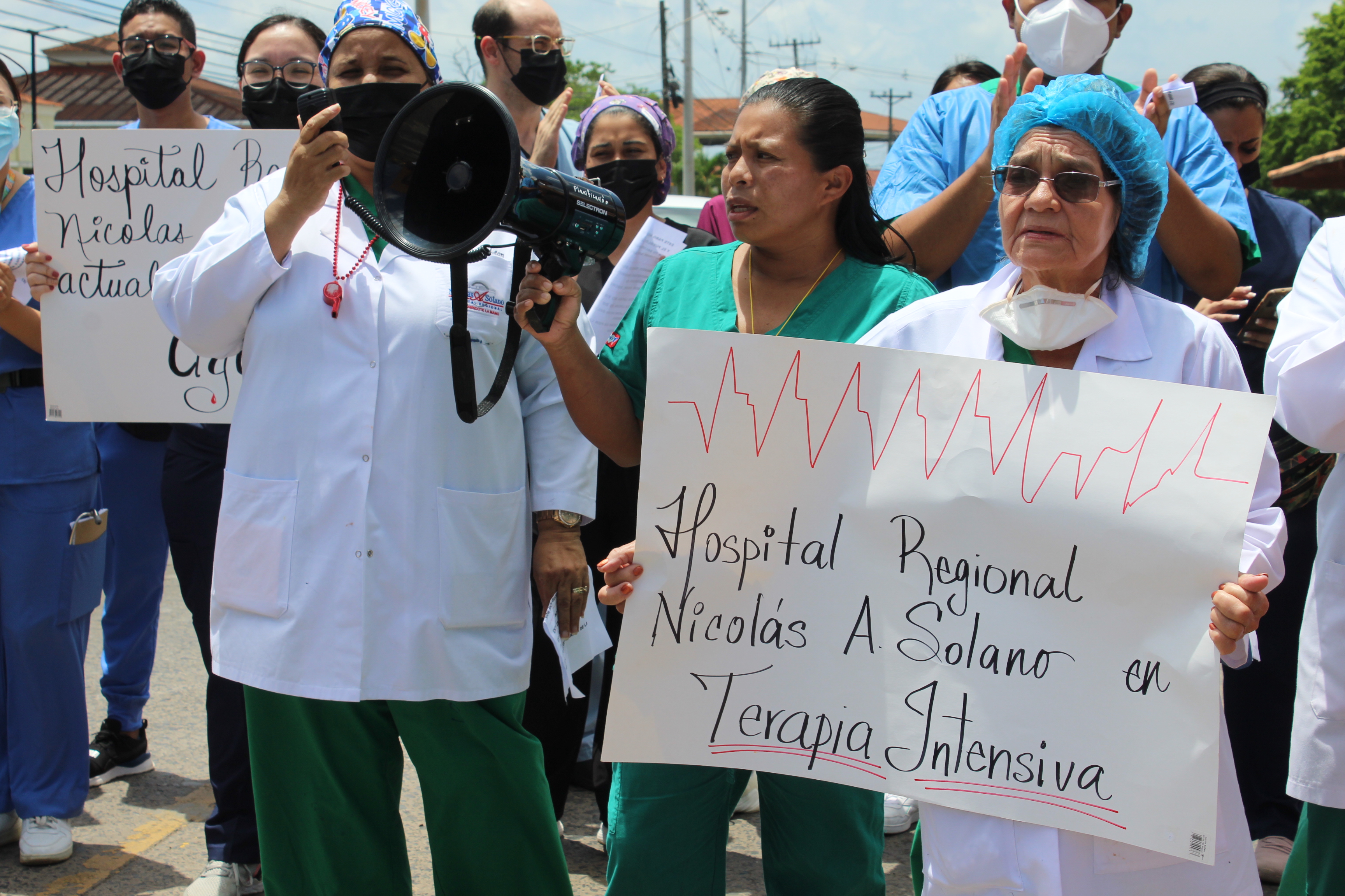 Médicos especialistas, internos y del cuarto de urgencia se mantienen realizando los piquetes y cierres de calles por cortos períodos de tiempo.