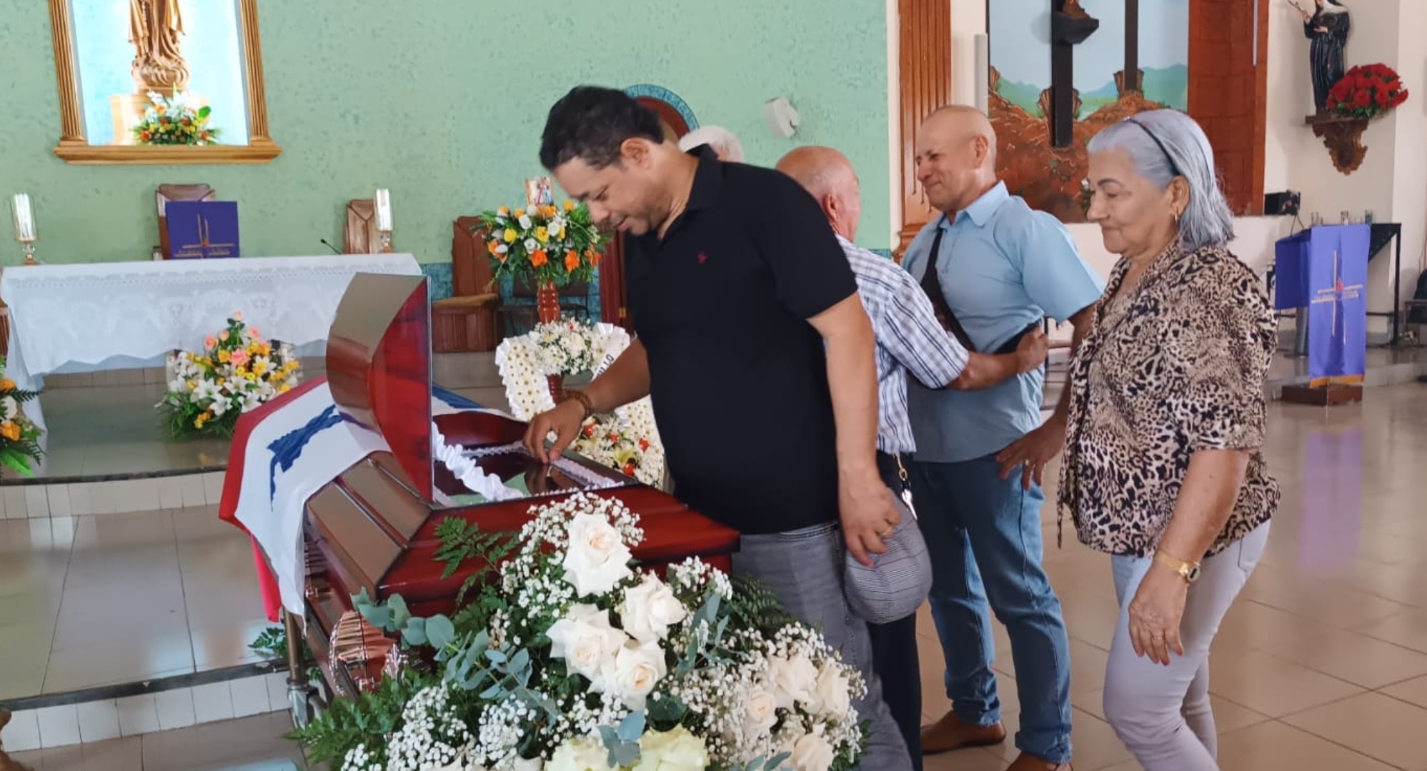 A eso de las 10:00 de la mañana, fue trasladado el cuerpo sin vida de “El Titán de las Américas” hacia la iglesia Nuestra Señora del Rosario, ubicada muy cerca de su residencia, mientras que a través de una bocina se escuchaban algunos de sus éxitos.