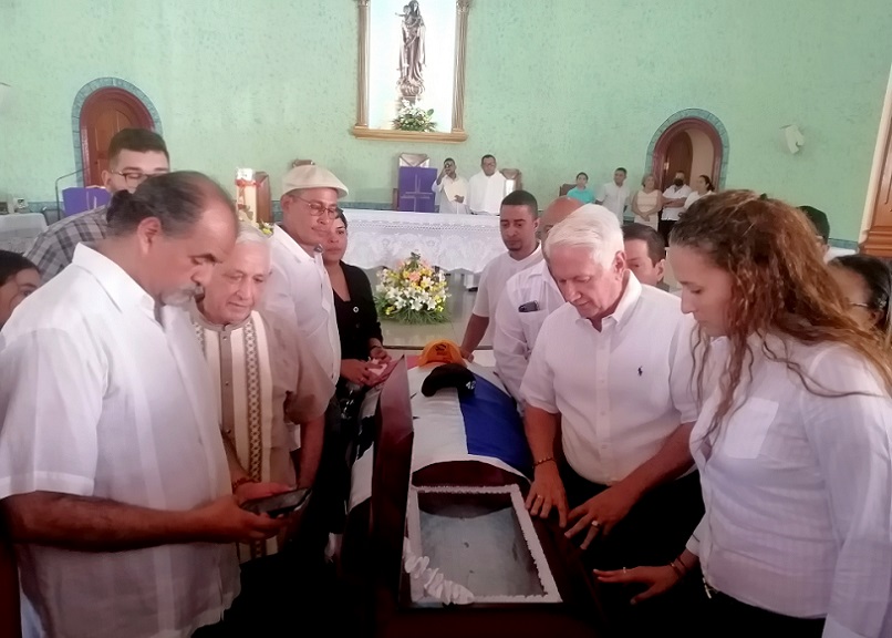 Entre los asistentes a la despedida del maestro del violín y el acordeón estuvieron músicos, políticos, autoridades y miembros de la farándula local.