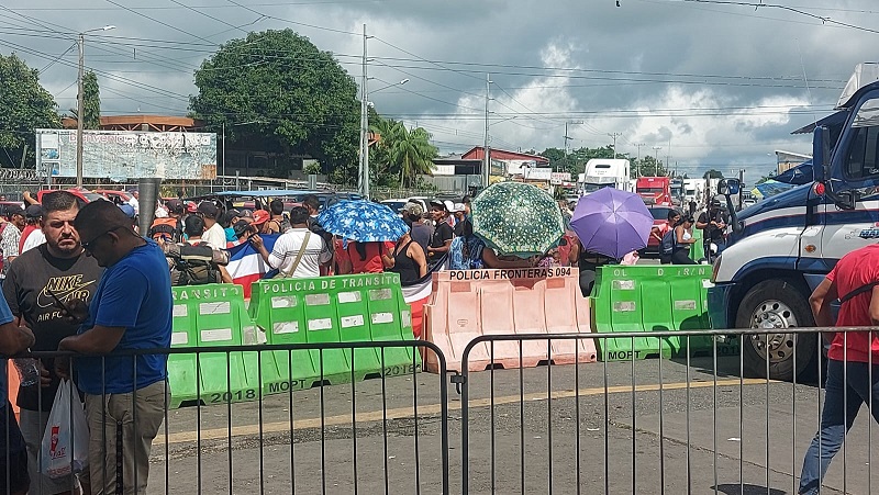  Los manifestantes señalaron que en este momento no hay un control en Costa Rica.
