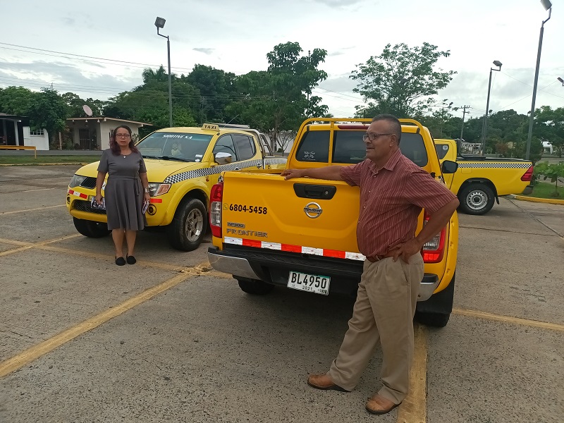 Los taxistas brindan el servicio de transporte de pasajeros a áreas de difícil acceso en Veraguas