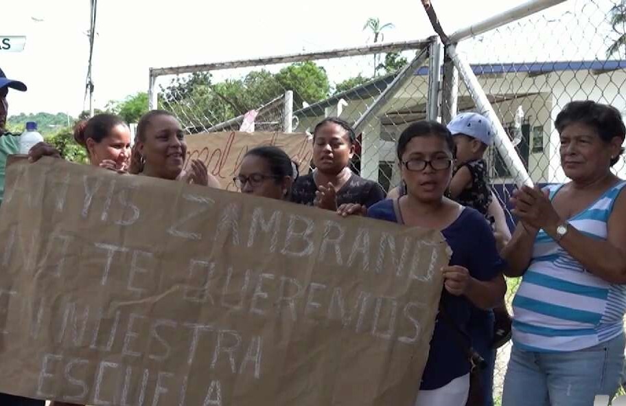 Los padres de familia exigen mejores condiciones para el plantel.