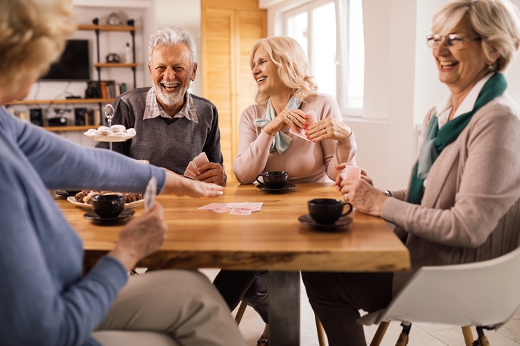 Los familiares juegan un papel importante en la vida de un adulto mayor. Foto ilustrativa / Freepik.