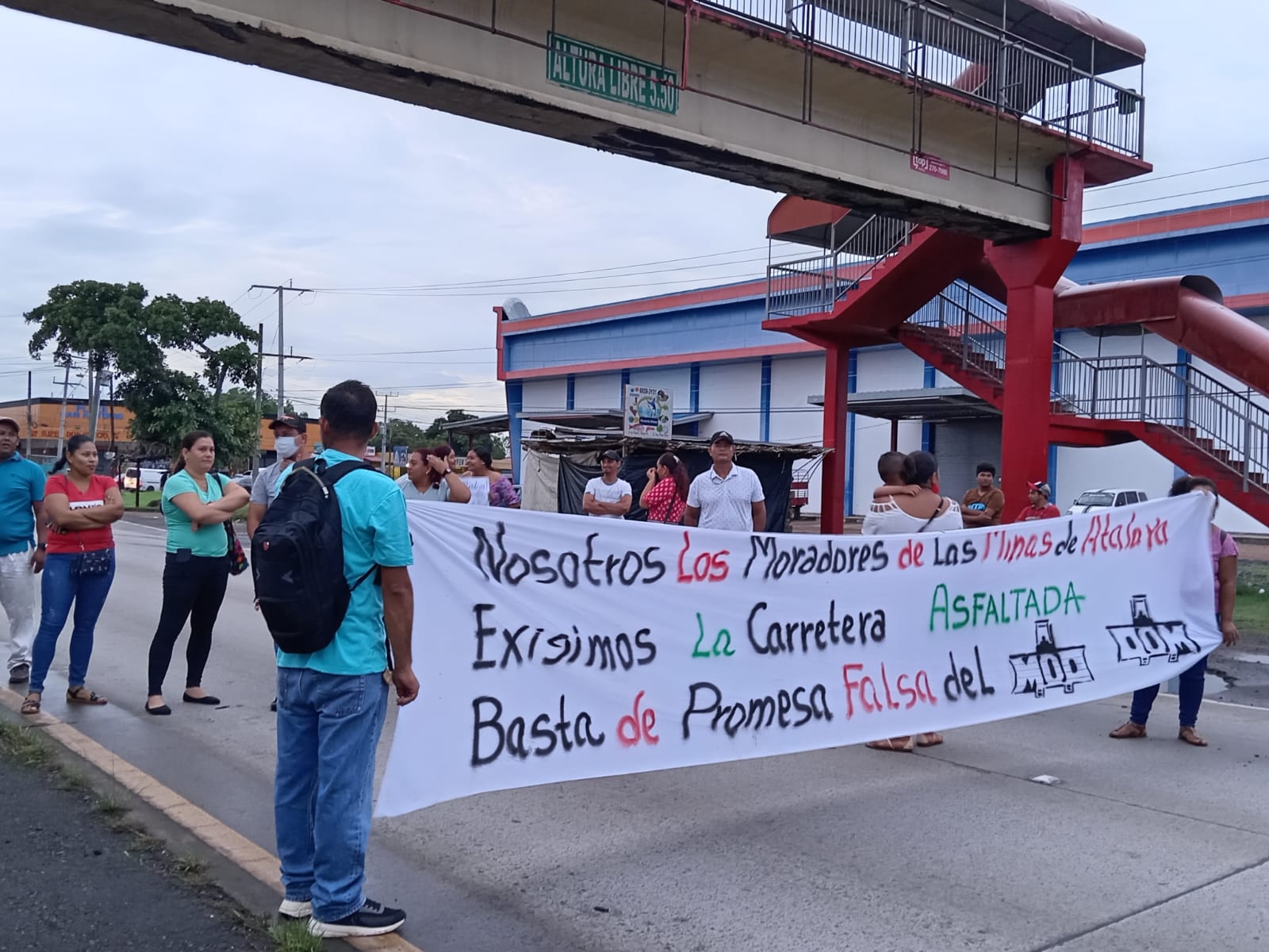 Cierre en la vía Interamericana, a la altura de San Antonio.  (Foto: M. Vásquez)
