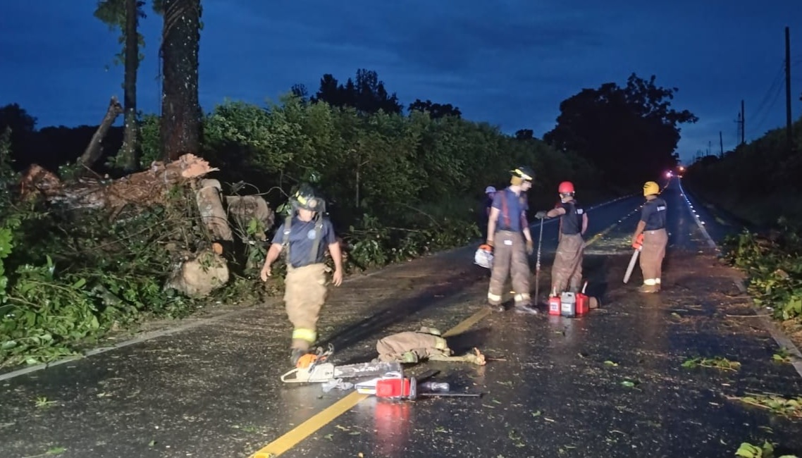 Los bomberos y unidades de Sinaproc atendieron las emergencias.