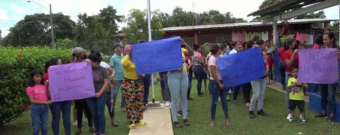 Los padres de familia no llevarán a la escuela hasta que cierren la porqueriza.