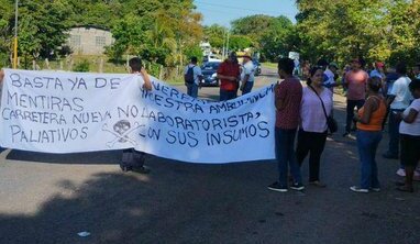 Bloqueo de vía por la comunidad de Río de Jesús.