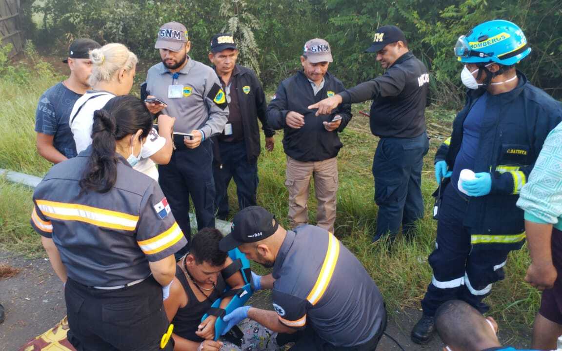 Unos de los migrantes heridos en el accidente de tránsito.