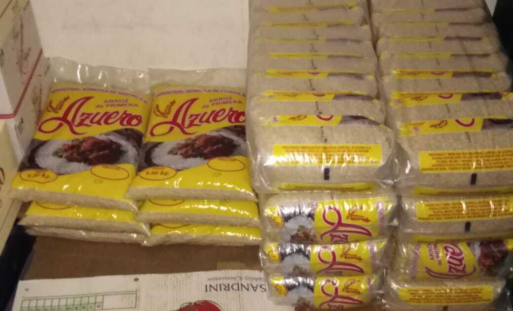 Parte de los paquetes de arroz guardados en el depósito.